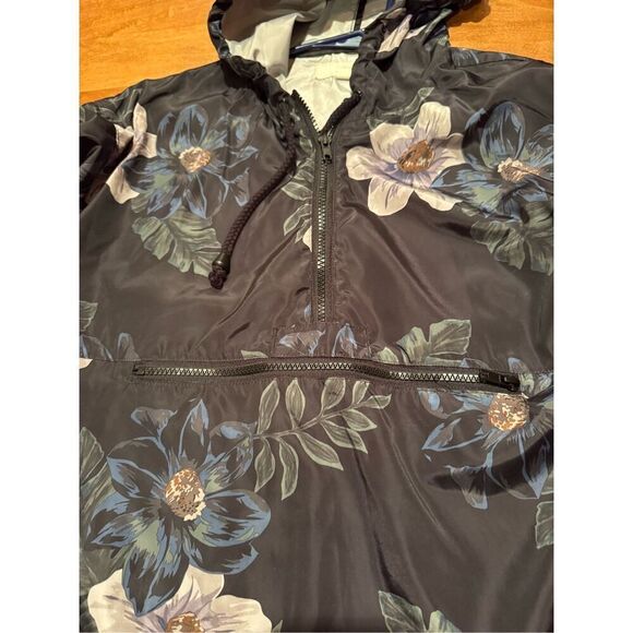 Woman’s thread supply windbreaker - Picture 2 of 4